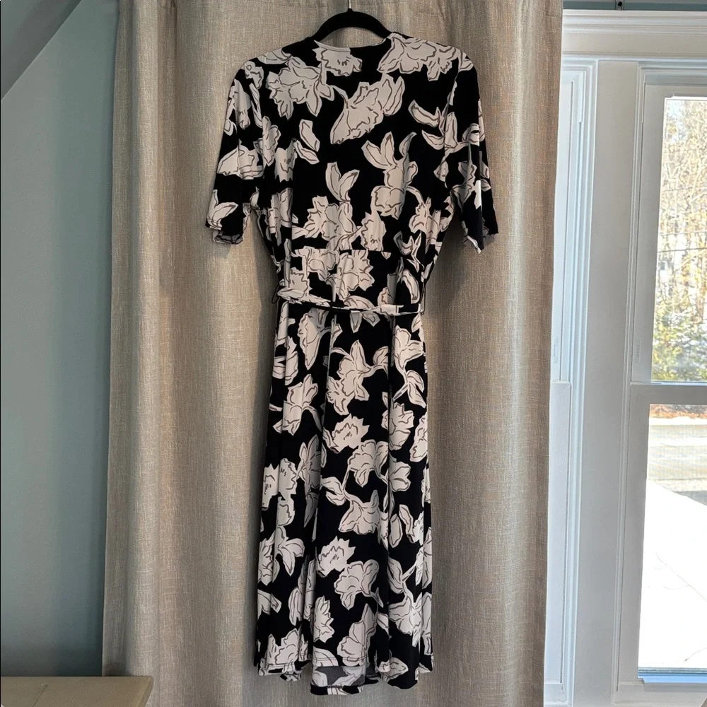 Size 1 Torrid midi wrap surplice dress in black white gray floral TTS 3/4 sleeve - Picture 7 of 8